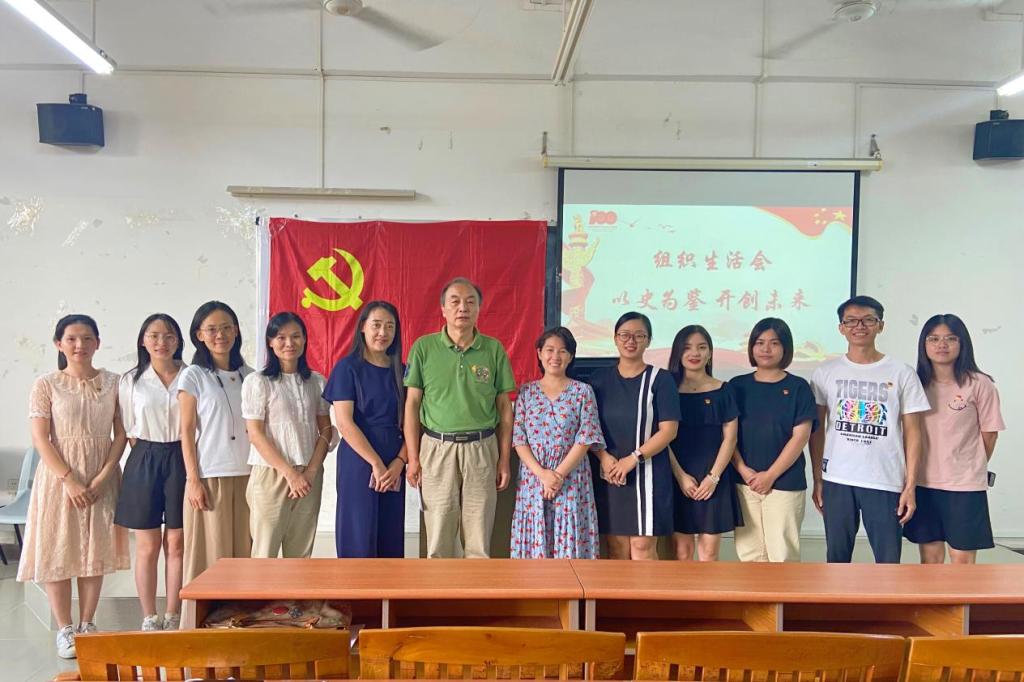 教工党支部党员合影