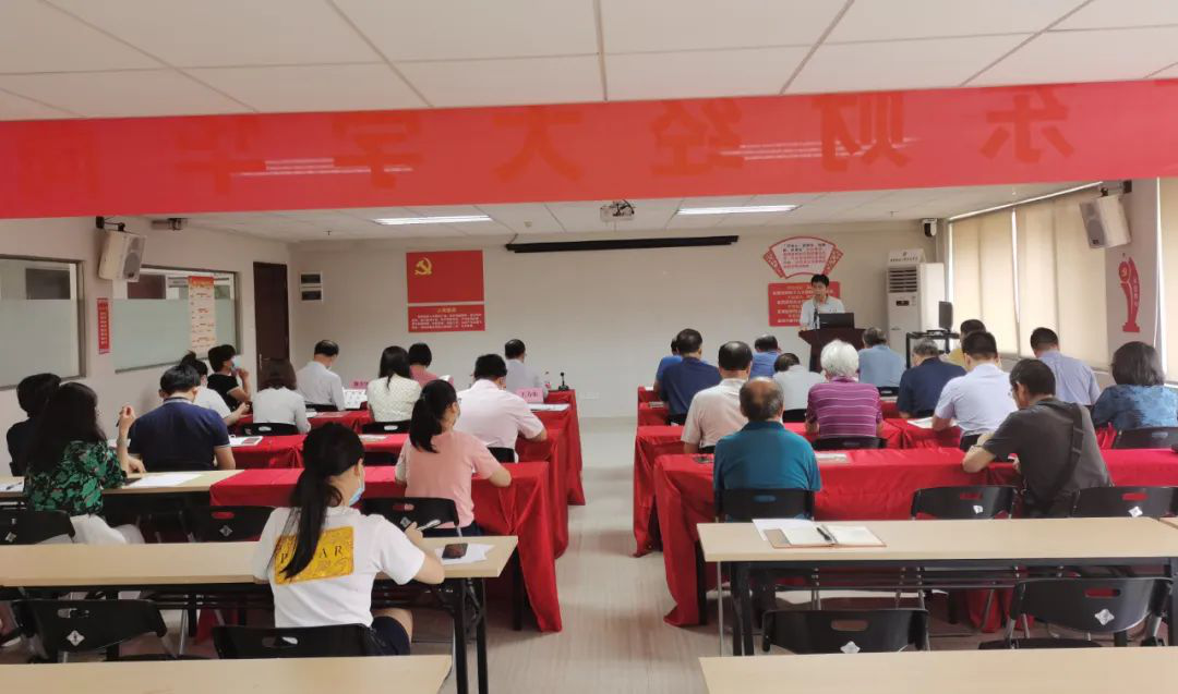 ▲王力东副校长做会议总结